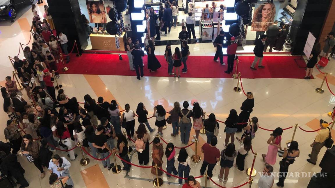 $!Las largas filas a la entrada de la tienda son la clara muestra del éxito de esta apuesta comercial.