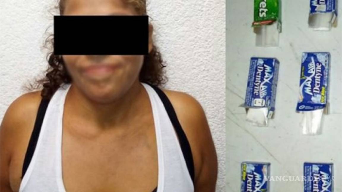 Mujer ocultaba droga en cajas de chicles
