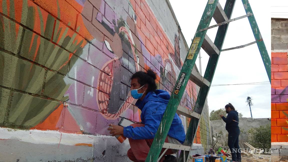 $!Mujeres pintan a mujeres: Reconocen a Nancy Cárdenas con mural en Parras de la Fuentes