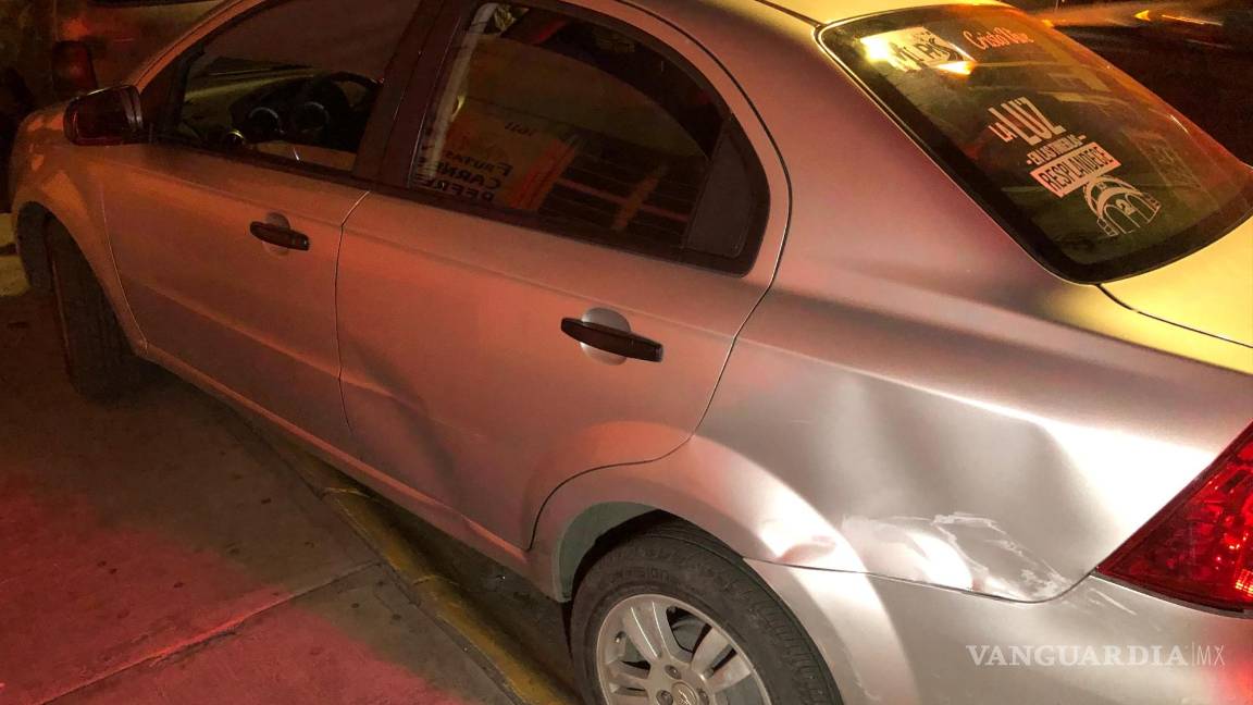 $!El vehículo afectado presentó múltiples daños tras la agresiva persecución por parte de los taxistas.