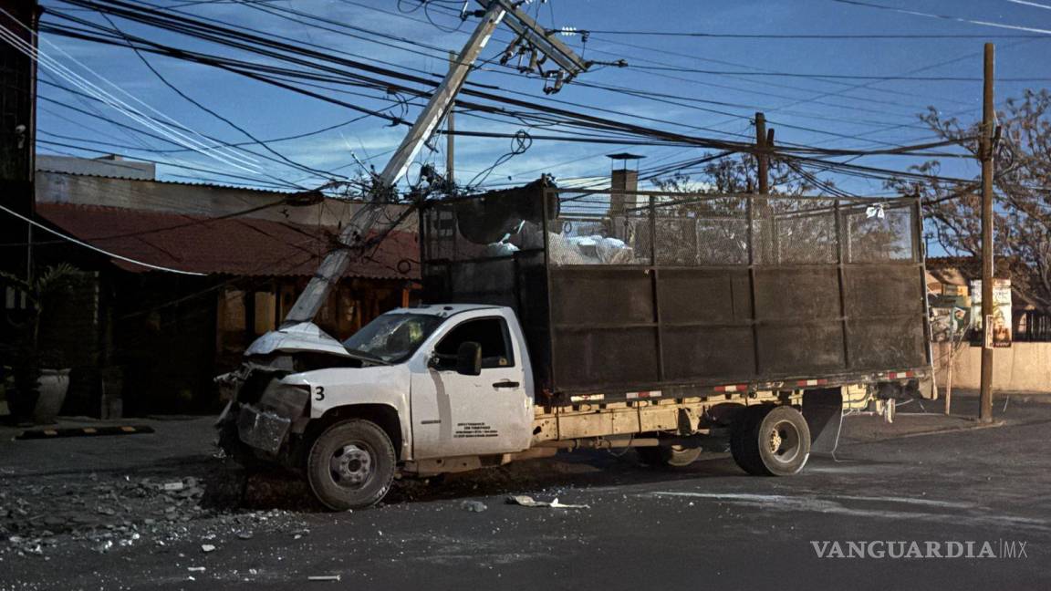 Se estrella camión recolector de basura contra poste de luz tras fallas mecánicas, en Saltillo