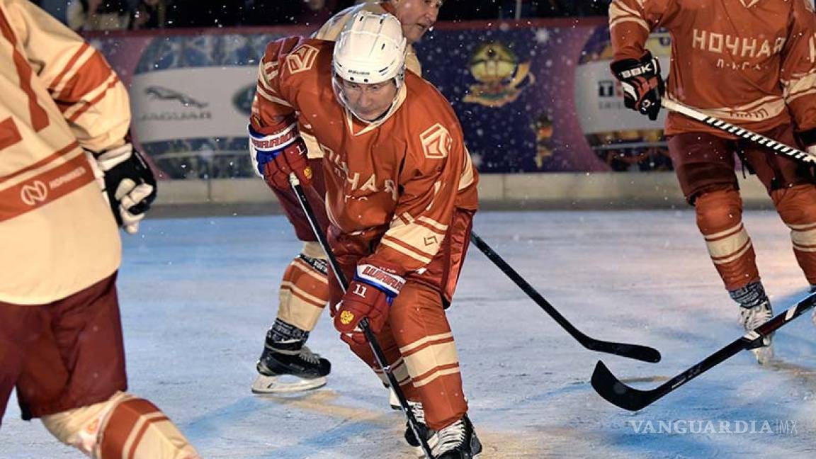 Putín se pone los patines para tradicional juego de hockey