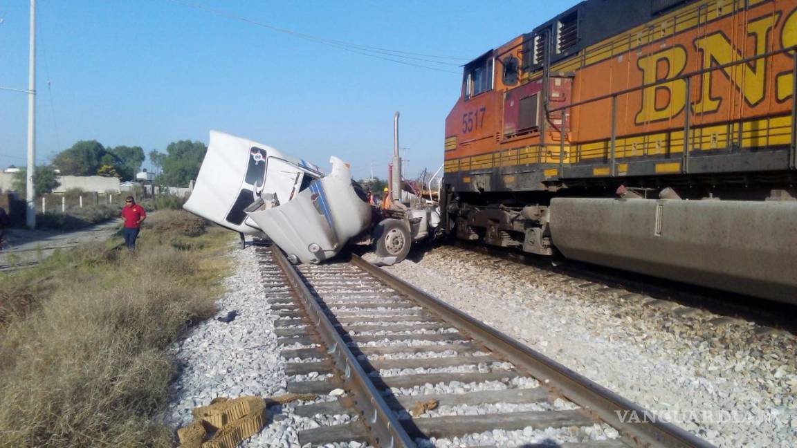 $!Tren parte en tres a tráiler que intentó ganarle el paso, en Ramos Arizpe