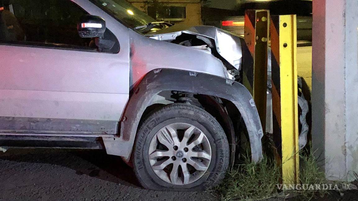 $!Los durmientes ayudaron a que el poste no sufriera daños... no así la camioneta.