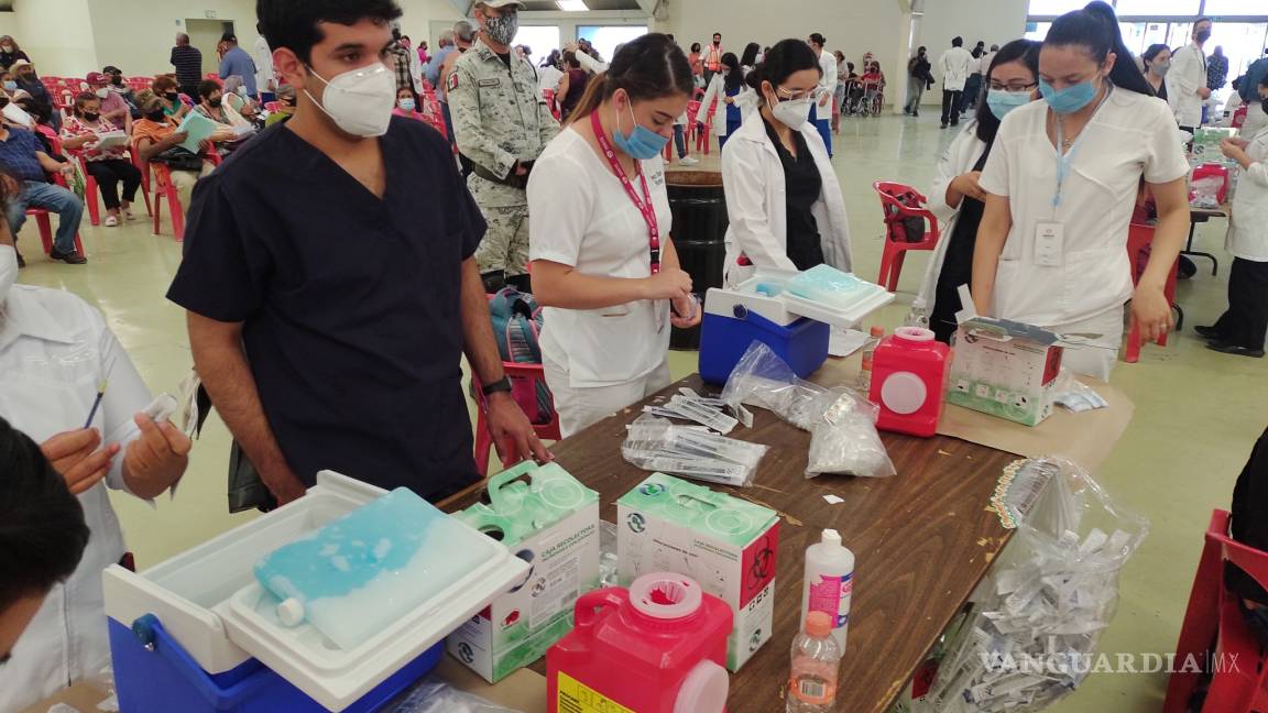 Cerca de 400 personas esperando vacunación, en el punto de vacunación de Canacintra
