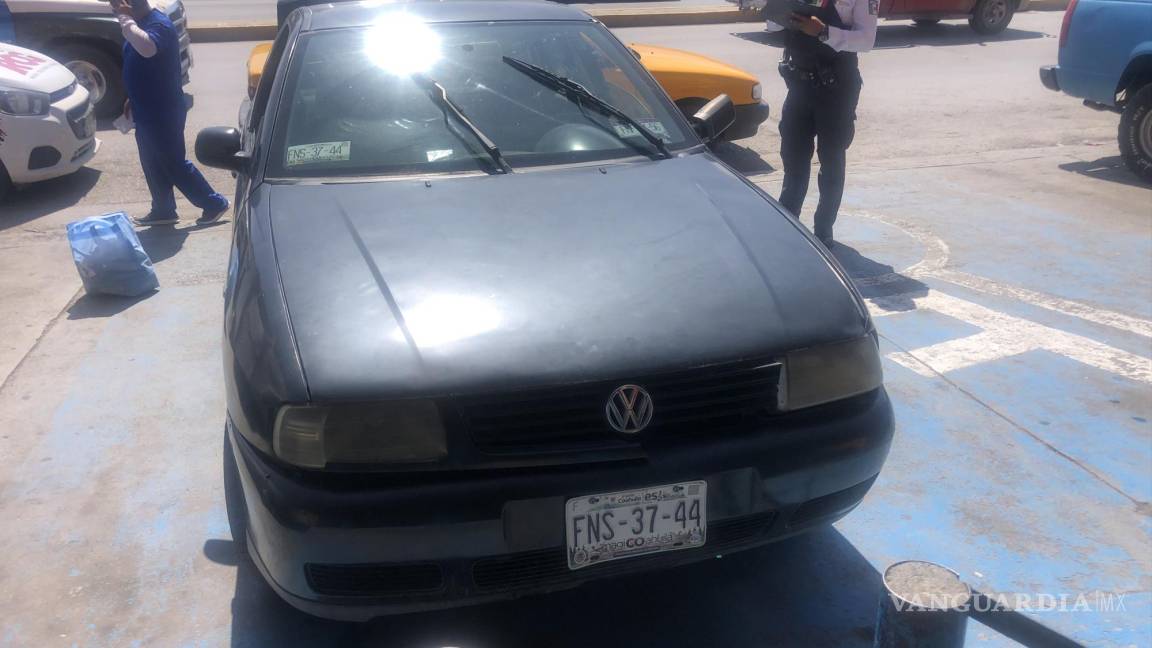 Atropella y lesiona a adulta mayor en un estacionamiento en colonia de Saltillo