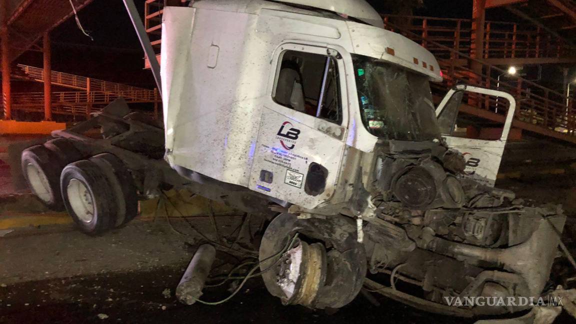 Trailero termina atrapado en su unidad luego de que le explotara una llanta y colisionara contra puente, en Ramos Arizpe