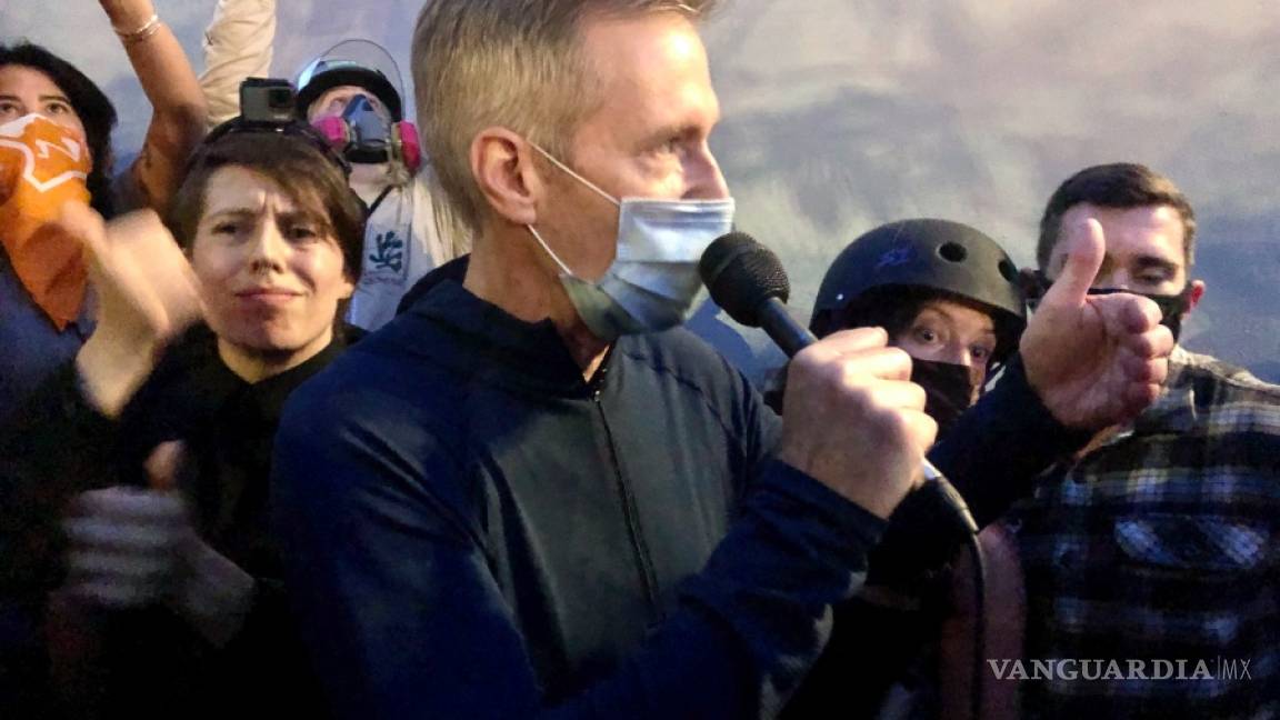 Fuerzas federales lanzan gas lacrimógeno a Ted Wheeler alcalde de Portland