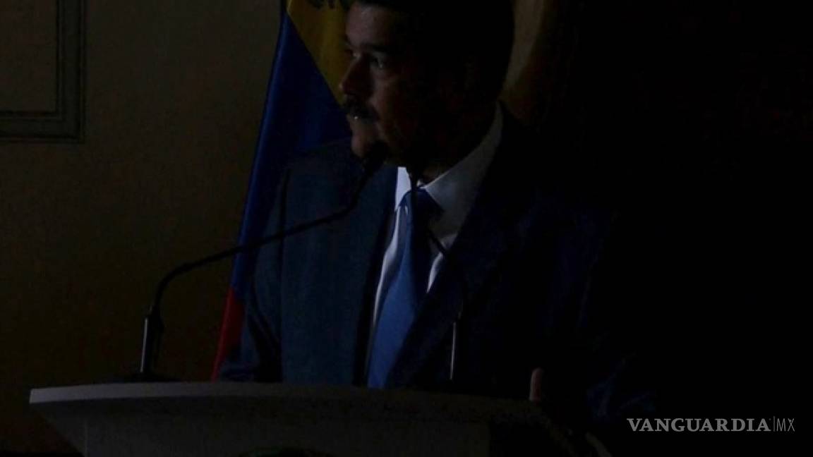 Le cortan la luz a Maduro en plena conferencia de prensa