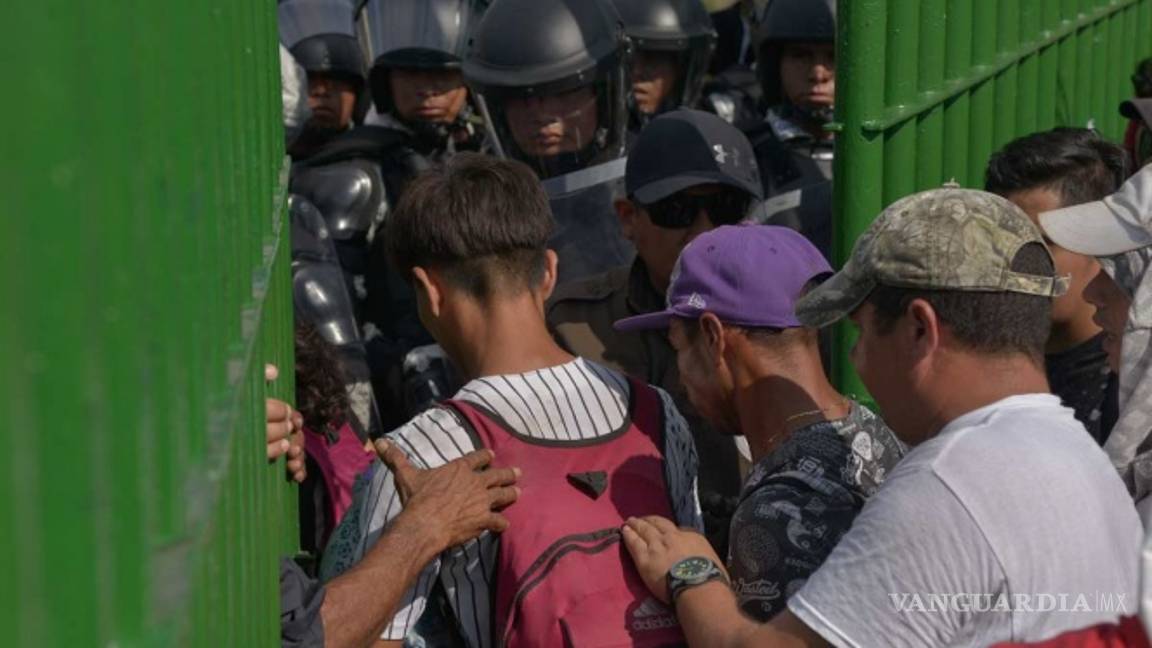 $!INM y Guardia Nacional realizan operativo en la frontera sur por llegada de migrantes