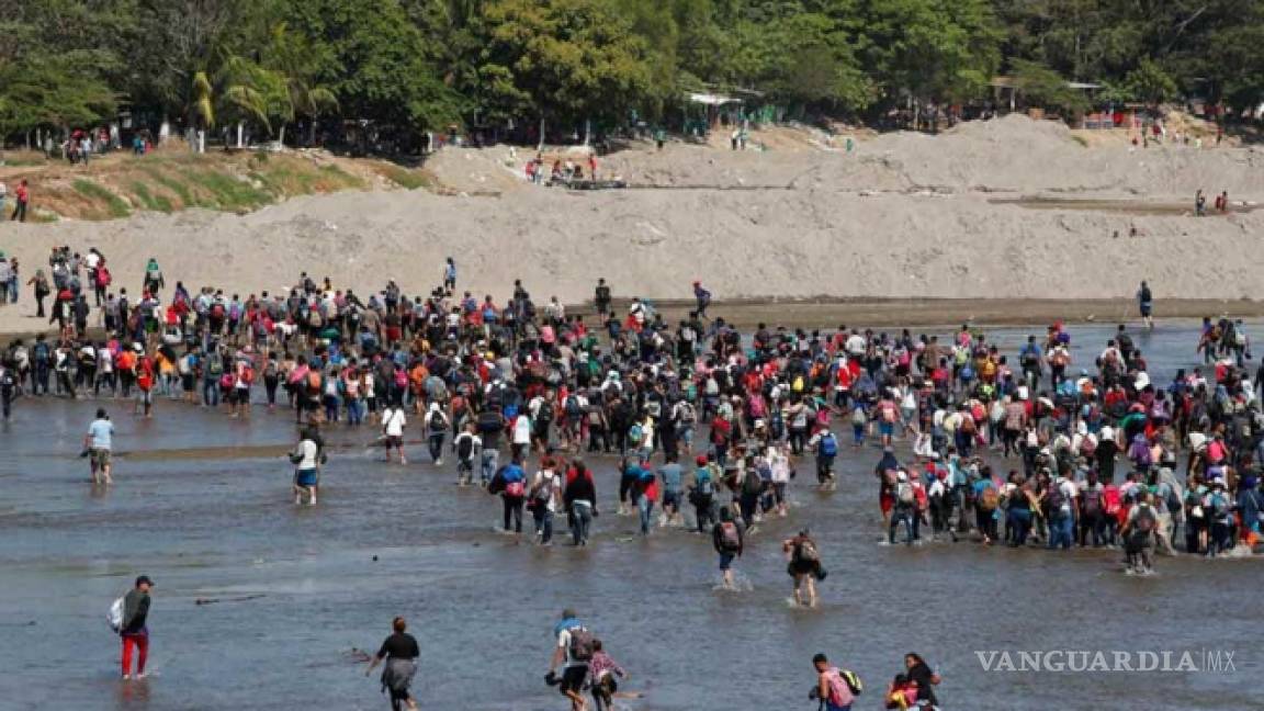 Caravana Migrante intenta cruzar el río Suchiate para llegar a México