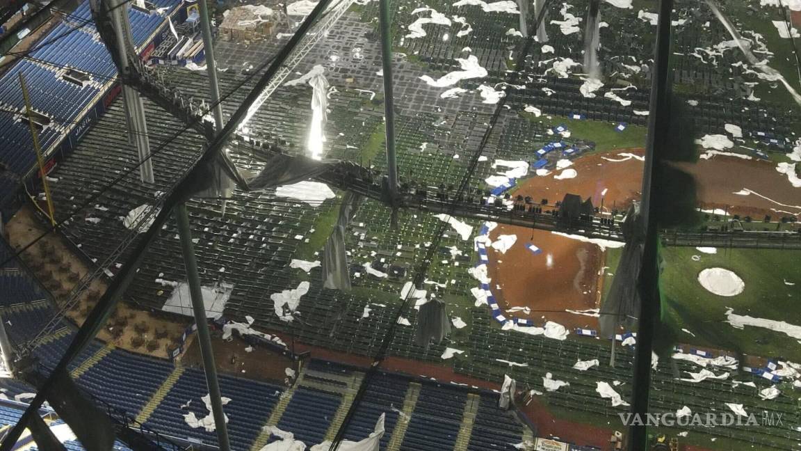 $!El techo del Tropicana Field, hogar de los Rays, quedó destrozado tras el paso de Milton.