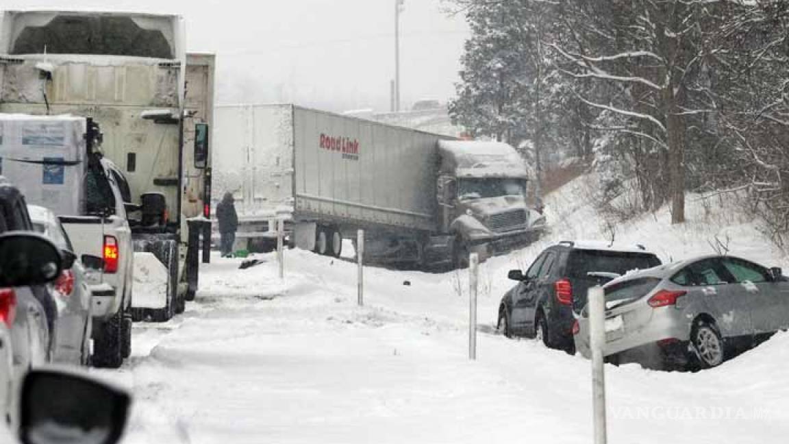 Nevada en Michigan causa choque de al menos 50 vehículos