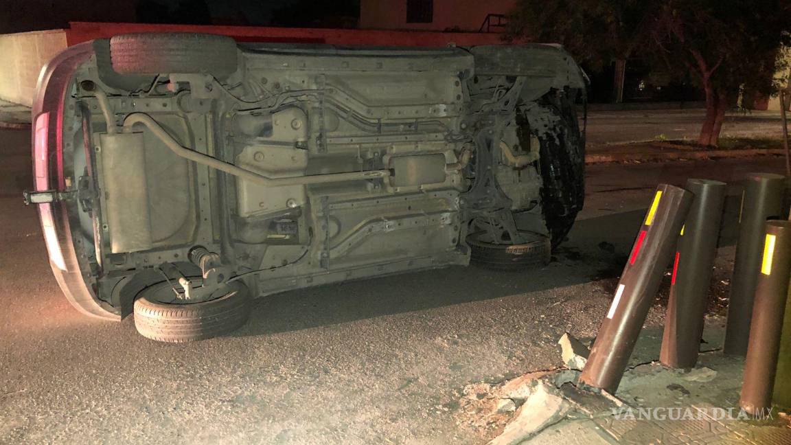 $!Familiares de las involucradas llegaron al sitio para hablar con los oficiales, quienes les indicaron que tendrían que pagar los daños causados al domicilio.