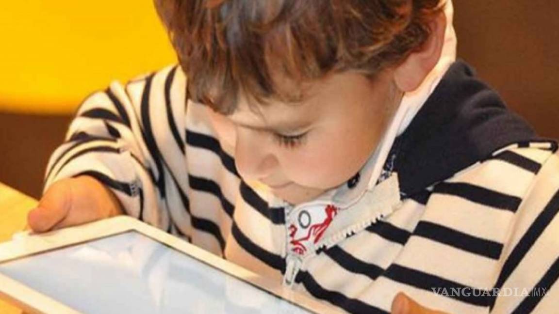 ¿Calmas a tu hijo con un celular o una tablet? este daño produce