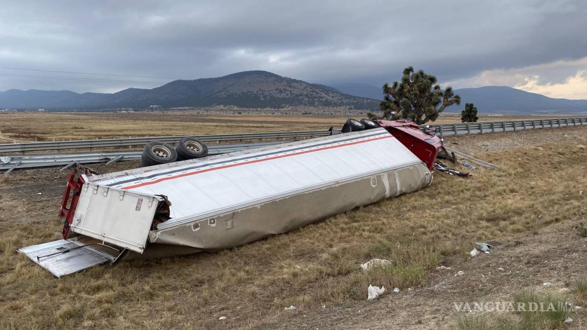 Vuelca tráiler en la carretera 57; operador se quedo dormido