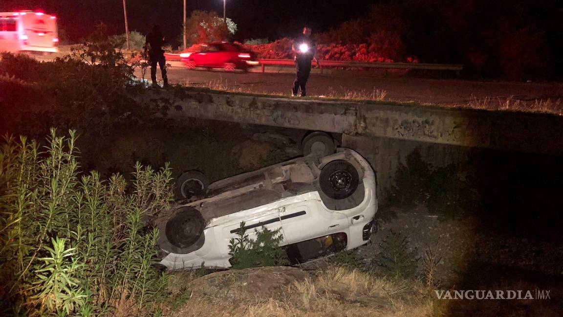 Saltillo: pareja termina atrapada en su coche al caer a un arroyo; estado de ebriedad y velocidad provocaron percance