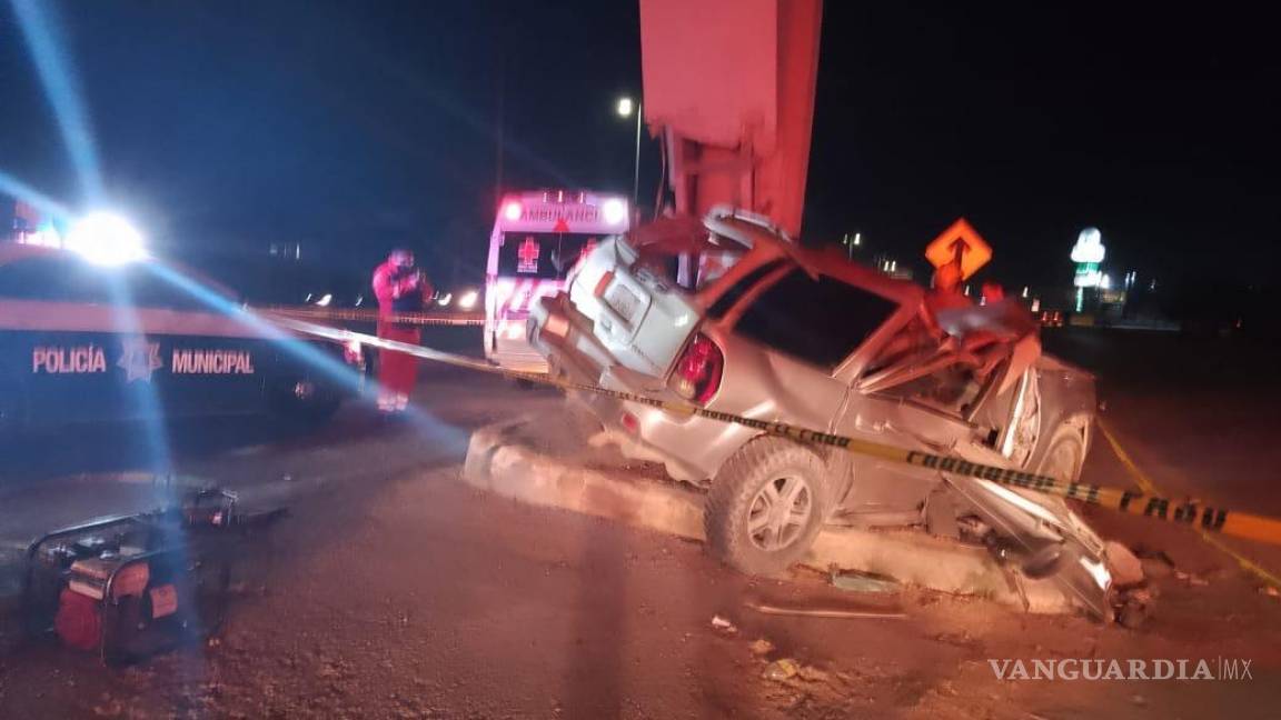 Fallece conductor tras impactar su camioneta contra puente en Torreón; acompañante está grave