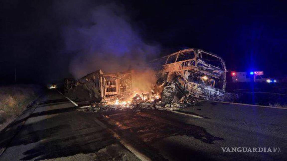 Fallecen 19 en choque... Tragedia en Maxipista Culiacán-Mazatlán por choque entre camión de pasajeros y tráiler
