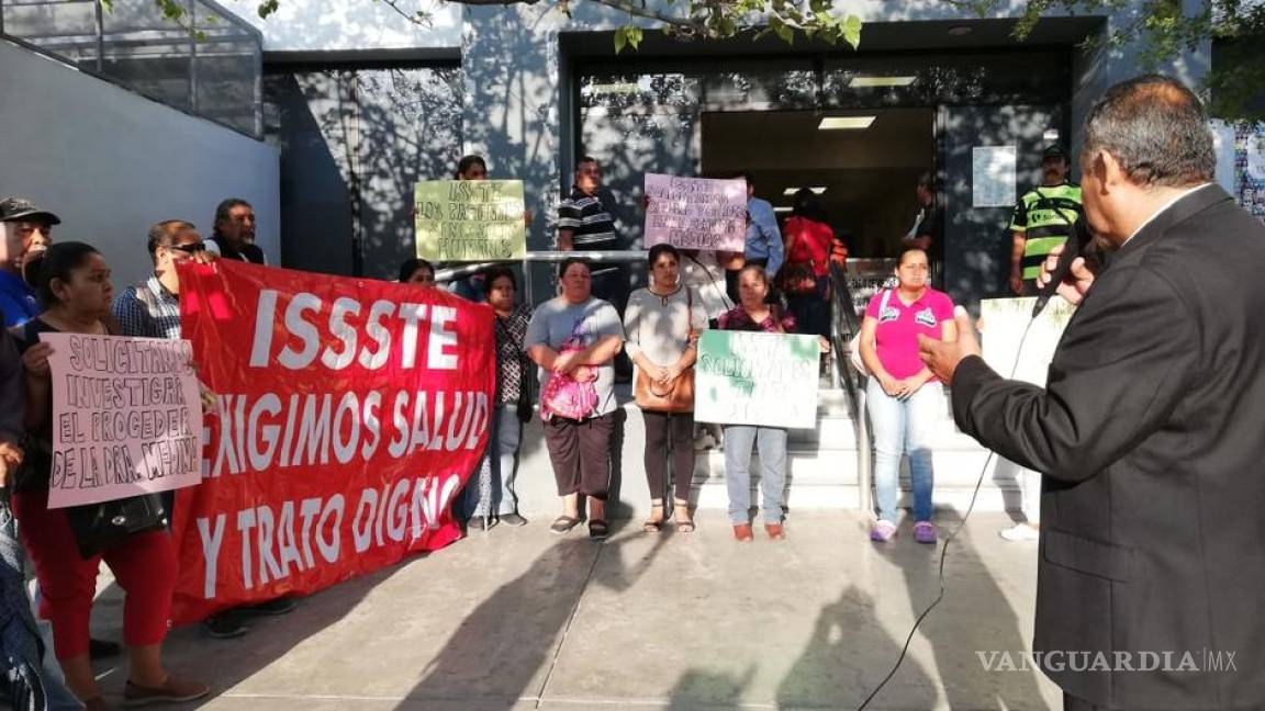 Derechohabientes del ISSSTE en Torreón protestan por falta de medicamentos y pésima atención