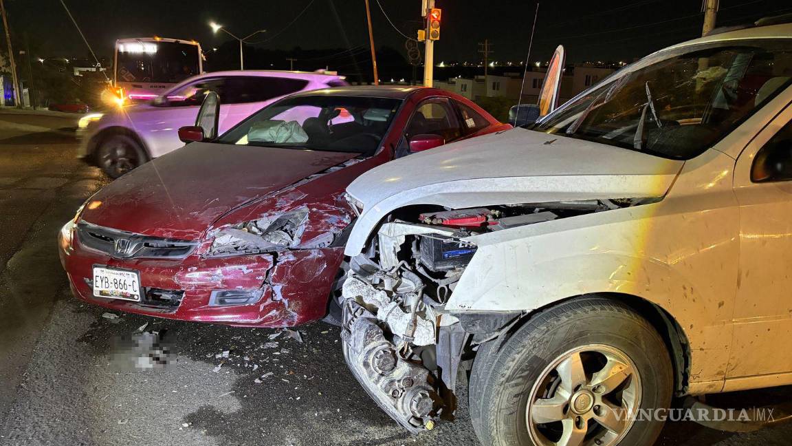 $!El conductor de la camioneta KIA aceptó su responsabilidad tras pasarse el semáforo en rojo.