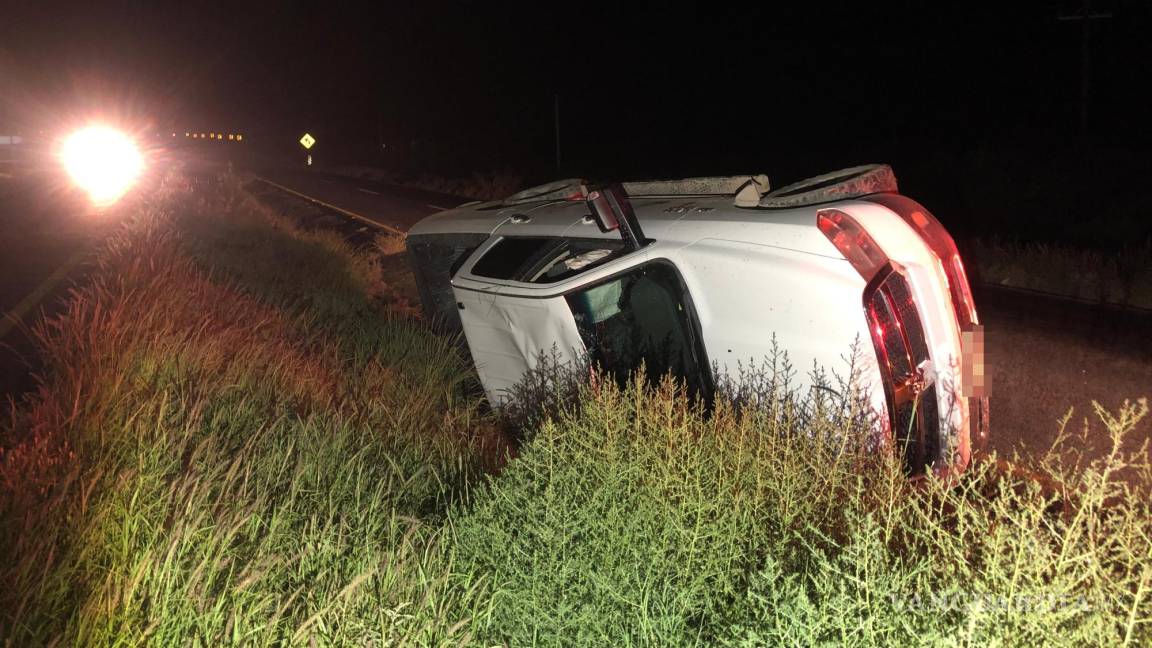 Jóvenes vuelcan tras quedarse sin frenos en la carretera Saltillo-Torreón