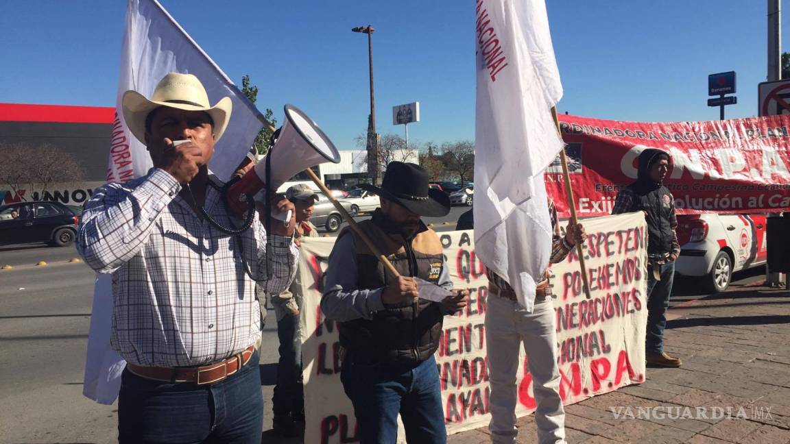 Llegan manifestantes a comparecencia de la PGJE; exigen hablar con Ramos Gloria