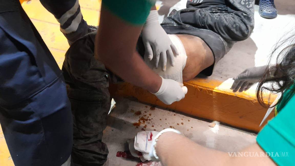 $!Paramédicos de Águilas Doradas atendieron al lesionado y lo trasladaron a recibir atención médica.