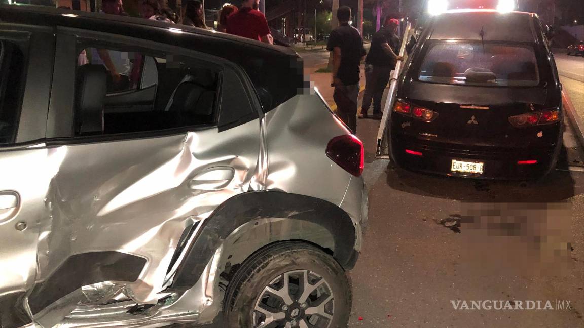 $!Los vehículos siniestrados fueron remolcados hacia un corralón por una grúa de plataforma.