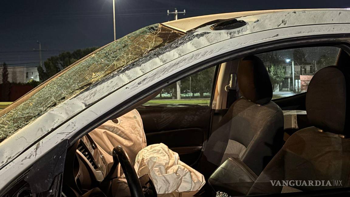 $!La camioneta Mitsubishi terminó con el frente completamente destrozado y severos daños en la carrocería tras el impacto.