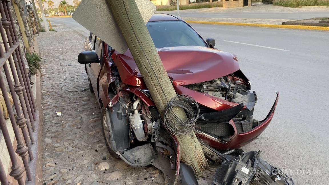 Choca contra poste y deja abandonado su auto, en los límites de Saltillo y Ramos Arizpe