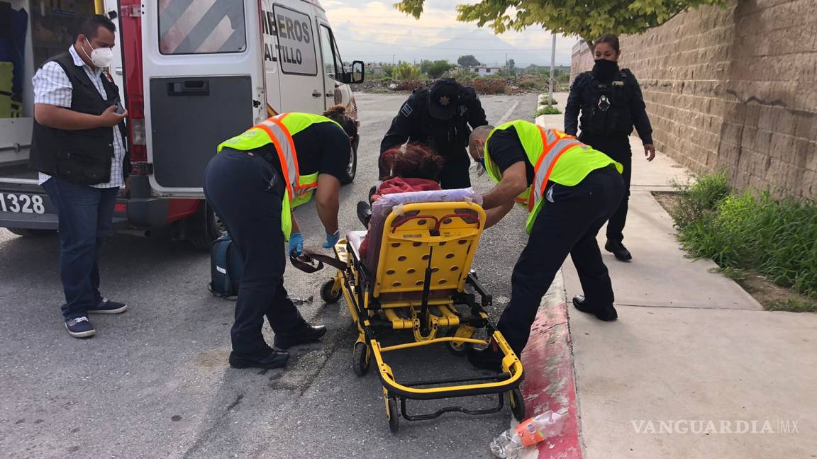 Encuentran a mujer tirada y golpeada en Saltillo; presuntos atacantes huyeron del lugar