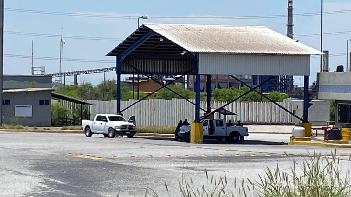 $!Con llantas, escombros y basura, los manifestantes impidieron el paso al personal de seguridad y externos.
