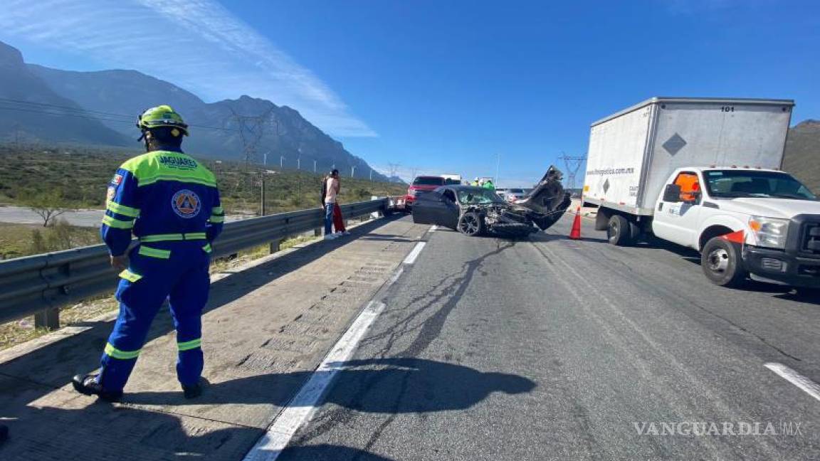 Choque múltiple provoca el cierre temporal de la Saltillo-Monterrey