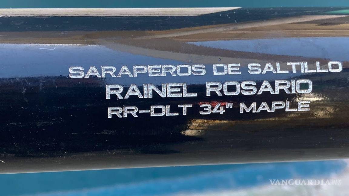 $!Subastan bates de jugadores de Saraperos de Saltillo para apoyar a mujer con cáncer