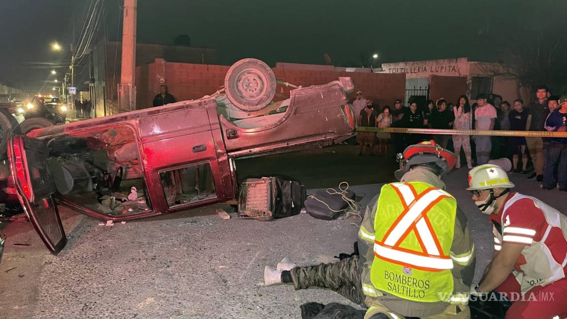 Imprudente mujer casi muere tras volcar camioneta de su trabajo, al oriente de Saltillo; sus hijos resultan ilesos