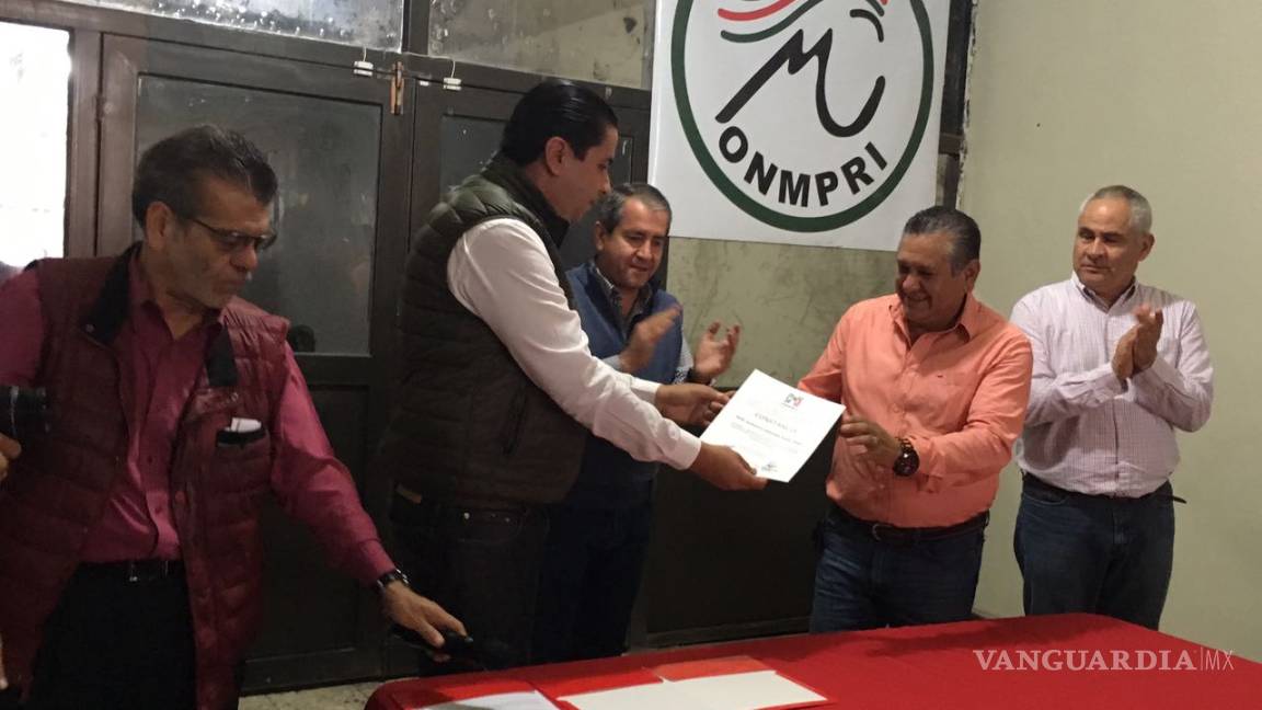 Alberto Medina recibe constancia en Monclova como candidato a diputado del PRI