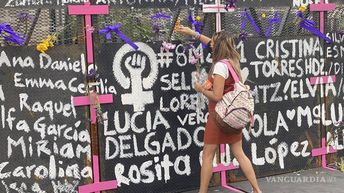 $!‘Muro de la paz’ de AMLO es transformado en memorial de víctimas de feminicidio
