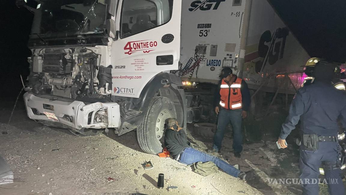 ¡Se salvan de milagro! Veloz trailero se estrella contra retroexcavadora y auto en la carretera a Zacatecas