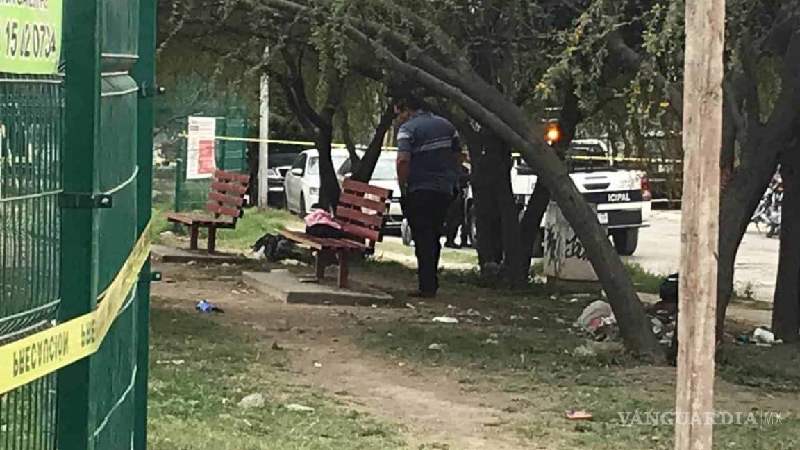 Dejan el cuerpo de una bebé en la banca de un parque en Nuevo León