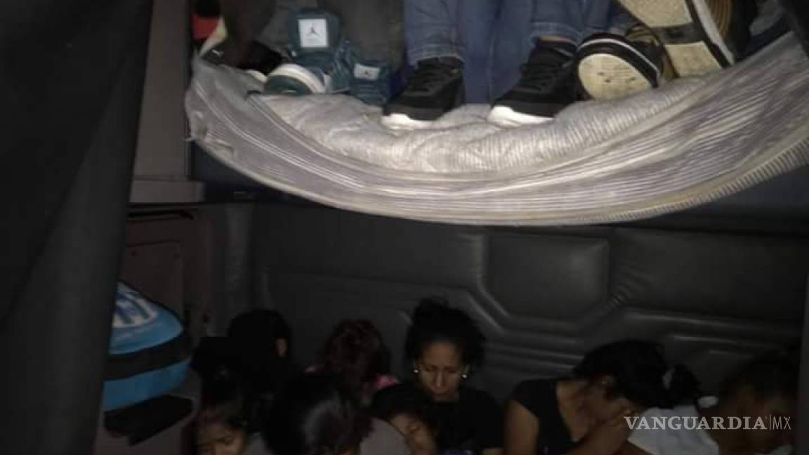 Rescatan a 25 migrantes que viajaban amontonados en dormitorio de tráiler en Coahuila