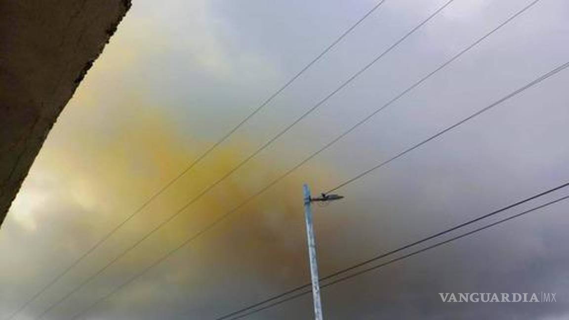$!El tono del humo despertó la alarma de los regiomontanos.