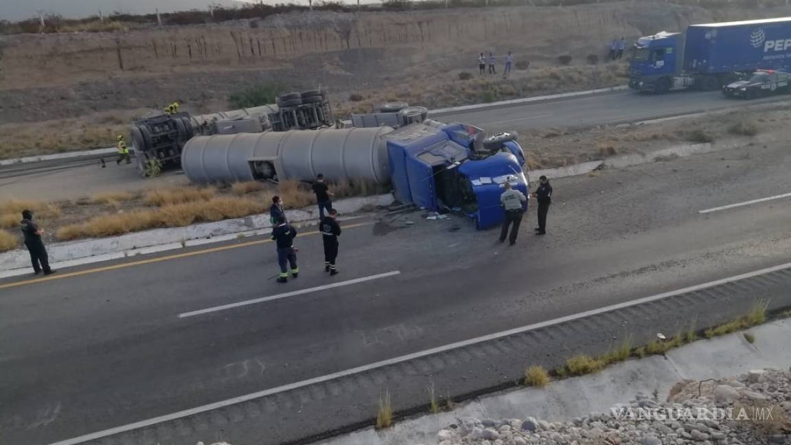 Vuelca tráiler cargado con diésel en la carretera a Torreón