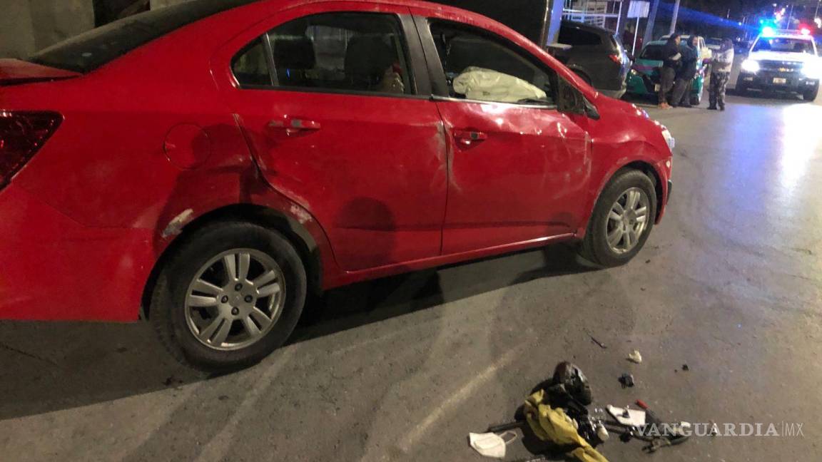 Saltillo: joven juega ‘carreritas’ y pierde el control de su auto; termina estrellado contra autos estacionados