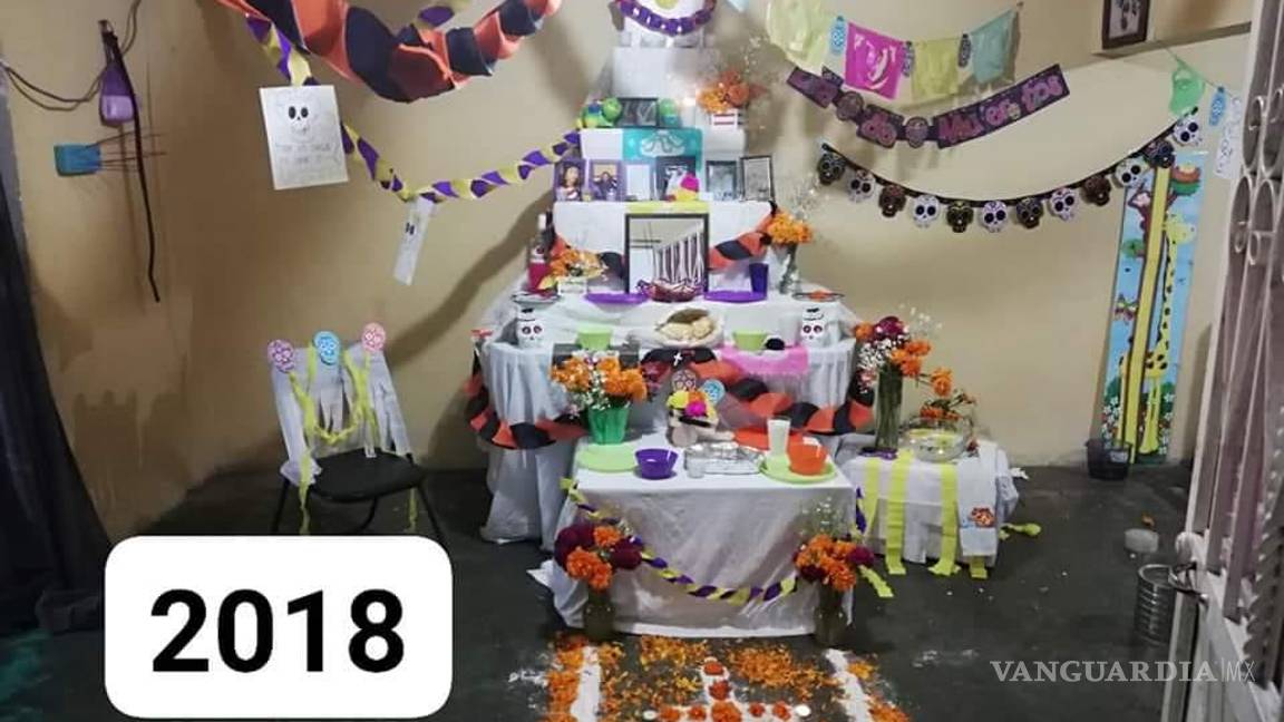 $!Familia saltillense dedicó su altar del Día de Muertos a 16 personas y 10 mascotas; colocan altares desde 2017