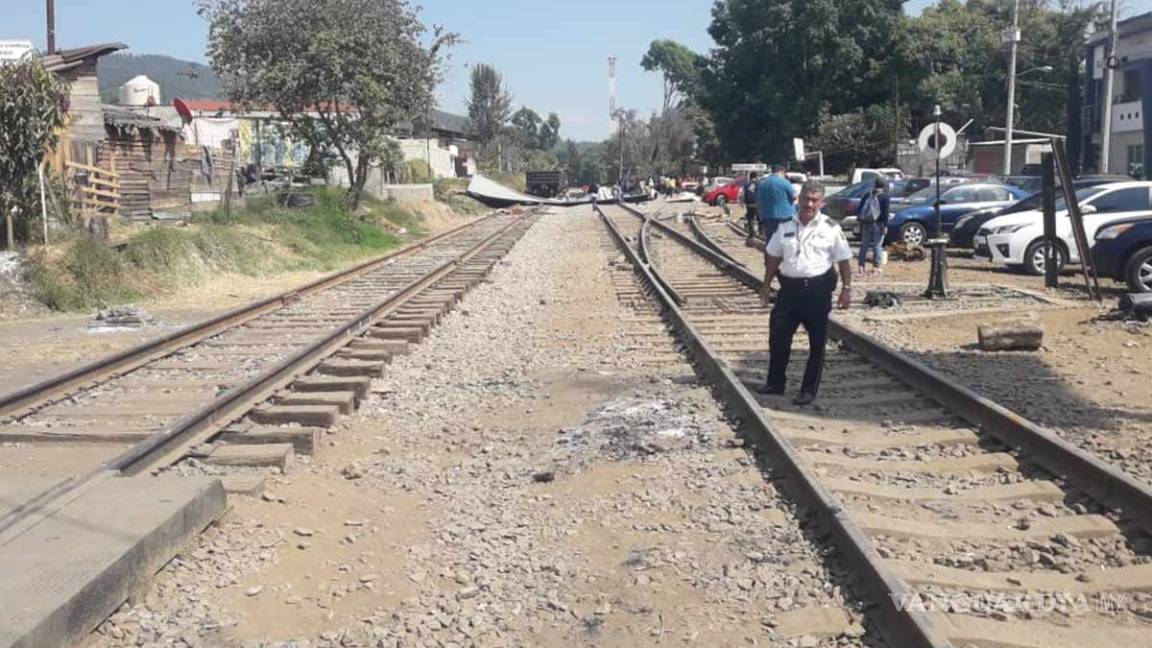 CNTE libera vías de tren en Uruapan, Michoacán