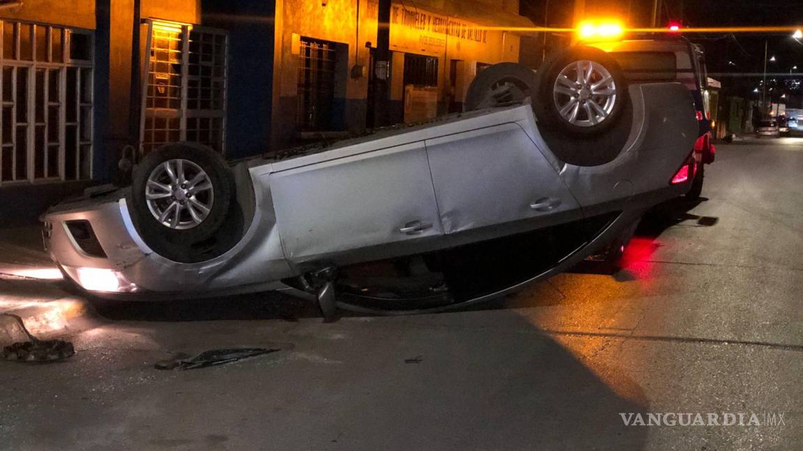 Conductor dormita y termina volcado tras impactarse contra auto estacionado en calles del poniente de Saltillo
