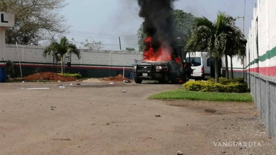 Autodefensas queman patrulla y enfrentan a Fuerza Civil en Veracruz