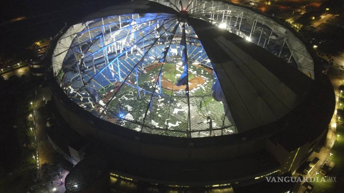 $!El techo del Tropicana Field, hogar de los Rays, quedó destrozado tras el paso de Milton.