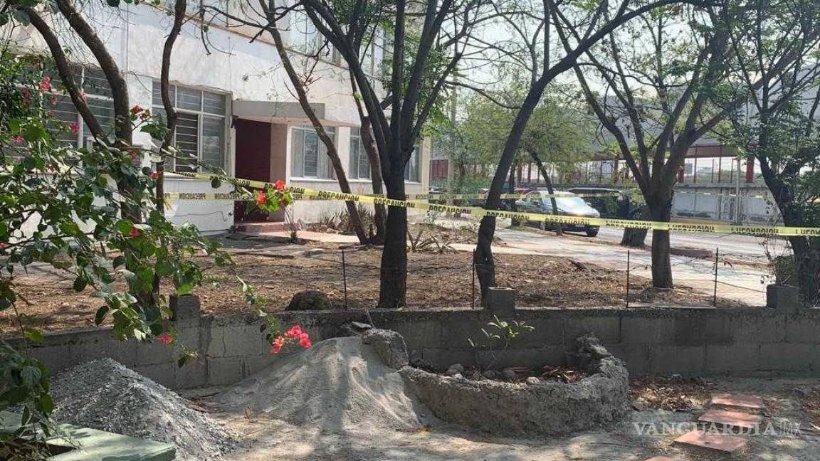$!De acuerdo con un reporte recibido por la Policía de Monterrey, los vecinos dieron aviso al C4 para denunciar que en el área de una jardinera, ubicada afuera del edificio 16 se encontraba el documento.